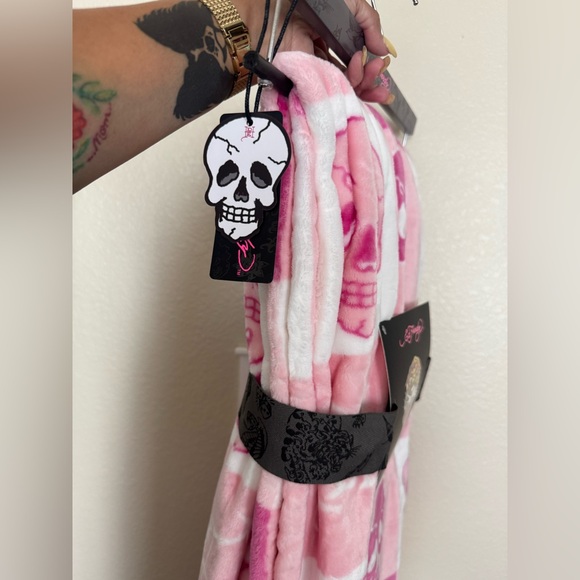 Ed Hardy Pink and White Skull oversized Plush Throw 60x70 BNWT - Picture 3 of 3